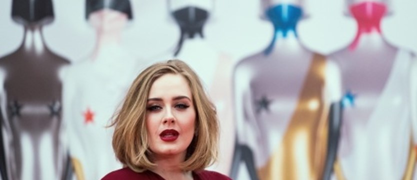 Adele z czterema statuetkami