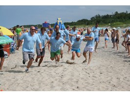 Sportowcy świętują na dziwnowskiej plaży