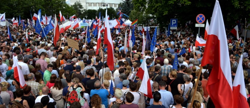 Protest przed Sejmem przeciw zmianom w sądownictwie