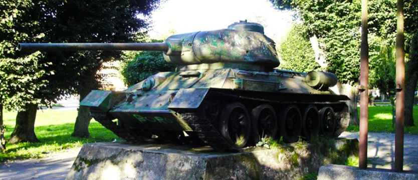 Czołg T-34 wciąż na cokole