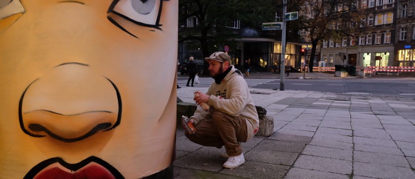 Street art na operowym słupie