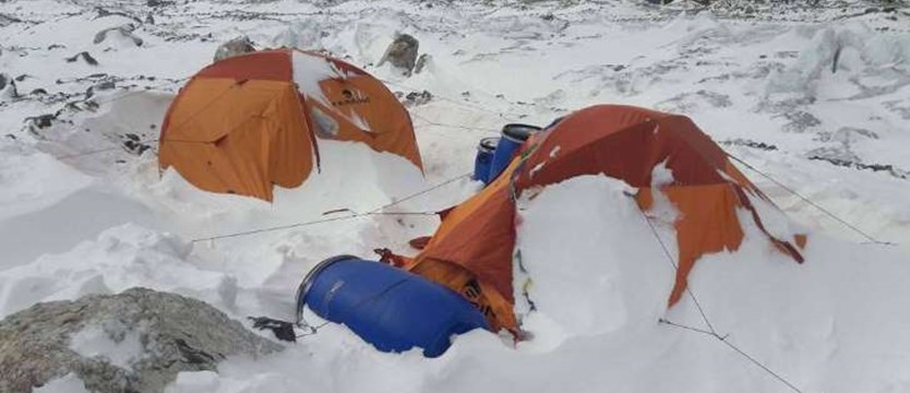 Wyprawa na K2: Góra kamieniami dała ostrzeżenie