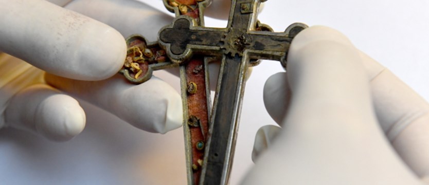 Odnaleziono krzyżyk z relikwiami