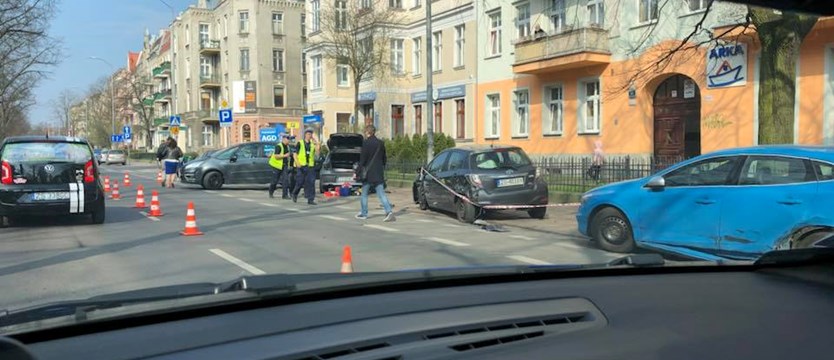 Zderzenie samochodów w alei Piastów. BMW na chodniku