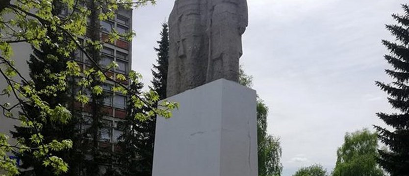Dewastacja pomnika w Nowogardzie