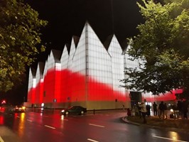 Solidarność na fasadzie szczecińskiej filharmonii