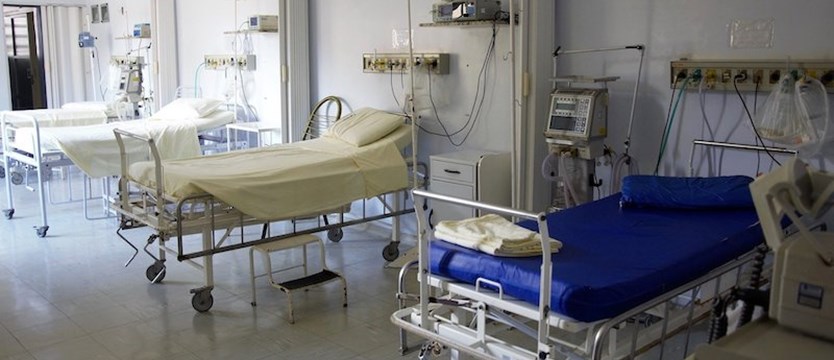 Większa liczba łóżek dla pacjentów z COVID-19 w szpitalach i izolatoriach