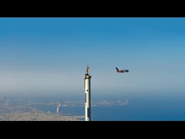 Stewardessa na iglicy najwyższego budynku świata