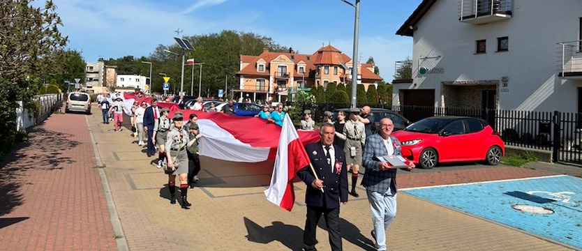Biało-czerwony przemarsz ulicami Międzywodzia w Dniu Flagi