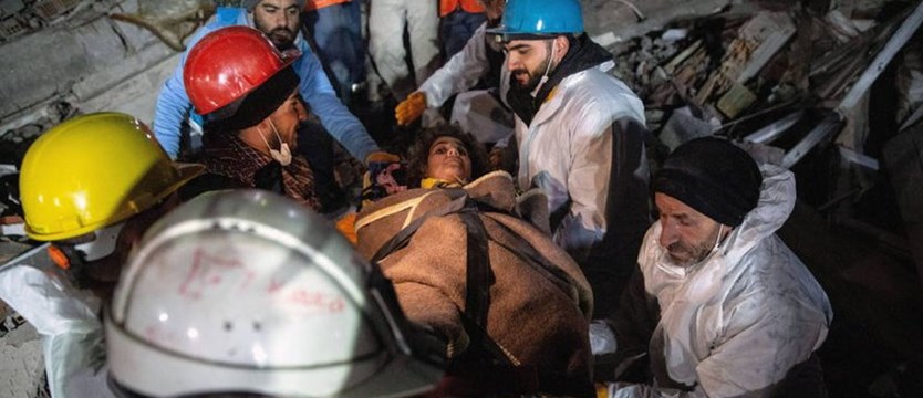 Turcja: ratownicy wciąż wyciągają spod gruzów żywe niemowlęta i dzieci