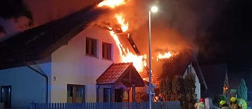 Duży pożar w Morzyczynie. Płonęły dwa domy i garaże z autami