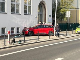 Samochód wjechał w budynek Urzędu Marszałkowskiego w Szczecinie
