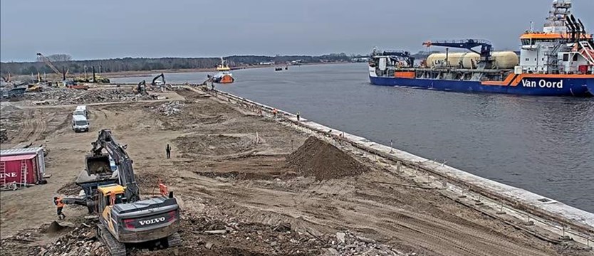 Na budowie terminalu instalacyjnego w Świnoujściu trwają prace czerpalne