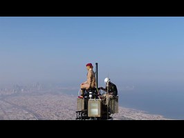 Stewardessa na iglicy najwyższego budynku świata