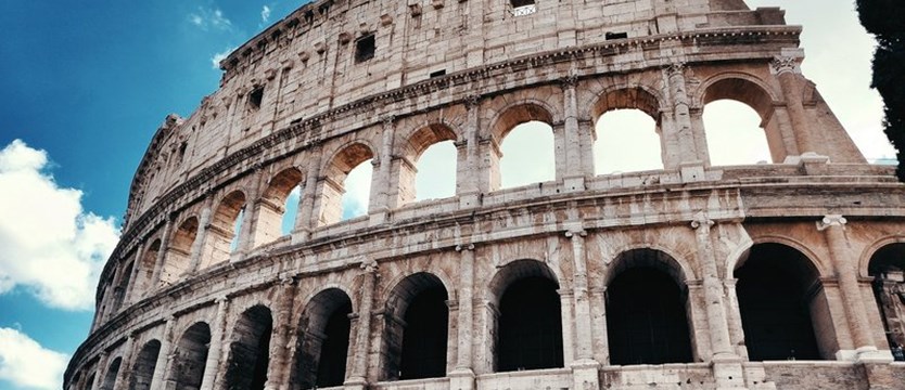 Włochy: zniesienie limitów zajętych miejsc w placówkach kultury