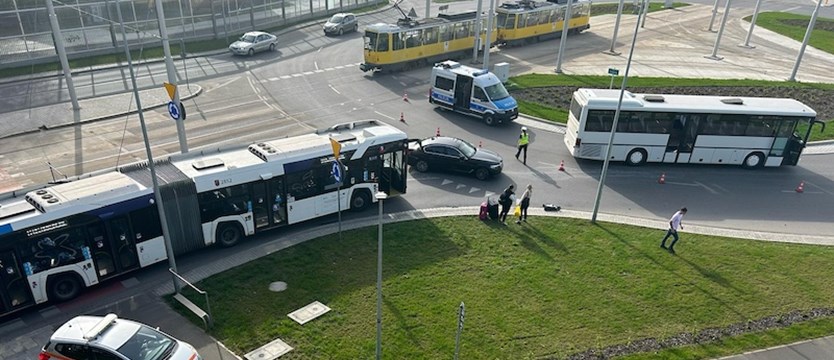 Kolizja autobusów na Rondzie Portowców