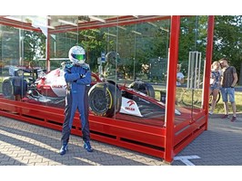 Bolid Formuły 1 na stacji paliw na szczecińskich Gumieńcach