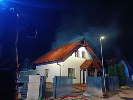 Duży pożar w Morzyczynie. Płonęły dwa domy i garaże z autami