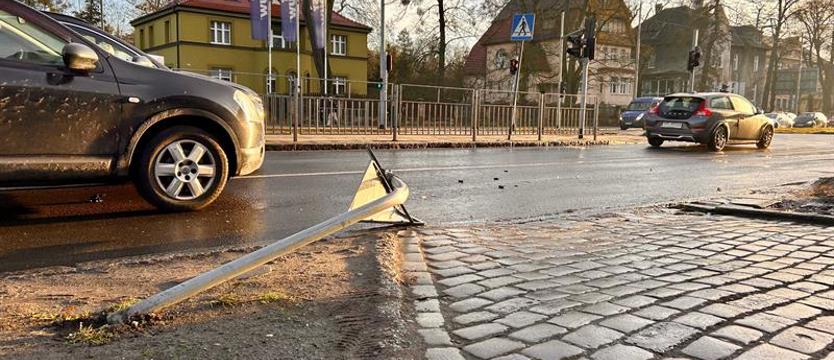 Przewrócił znak i uciekł. Niebezpiecznie w al. Wojska Polskiego w Szczecinie
