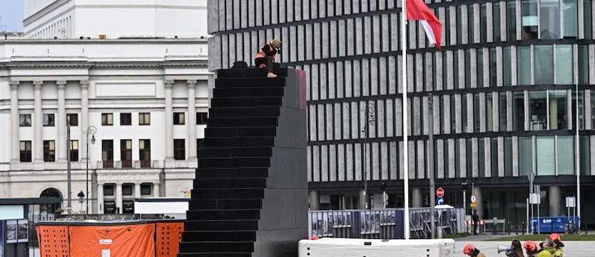 Warszawa: aktywista klimatyczny oblał farbą i wszedł na pomnik katastrofy smoleńskiej