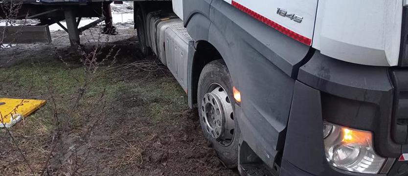 Pijany kierowca TIR-a zniszczył parking
