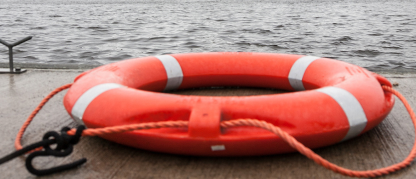 Z kanału w Choszcznie wyciągnięto ciało mężczyzny