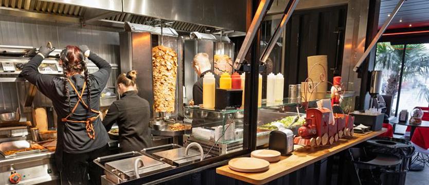 Gazem w pracowników baru z kebabem. Zaatakował, bo nie mieli jak wydać złotówki