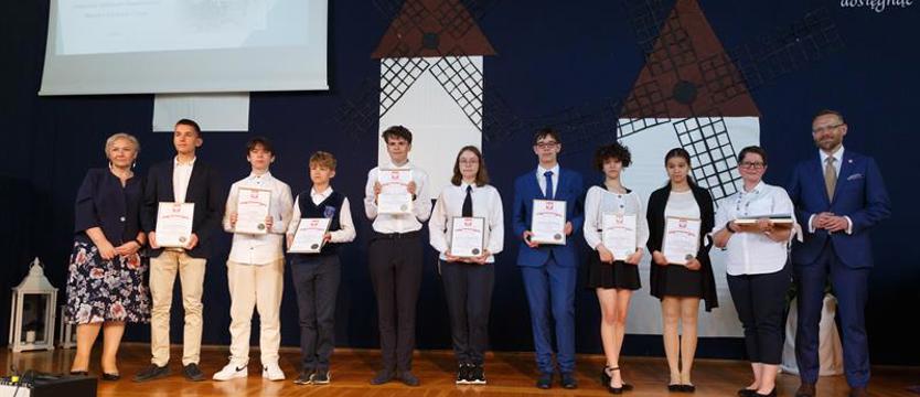 Sypendia i wyróżnienia od wojewody i kuratora