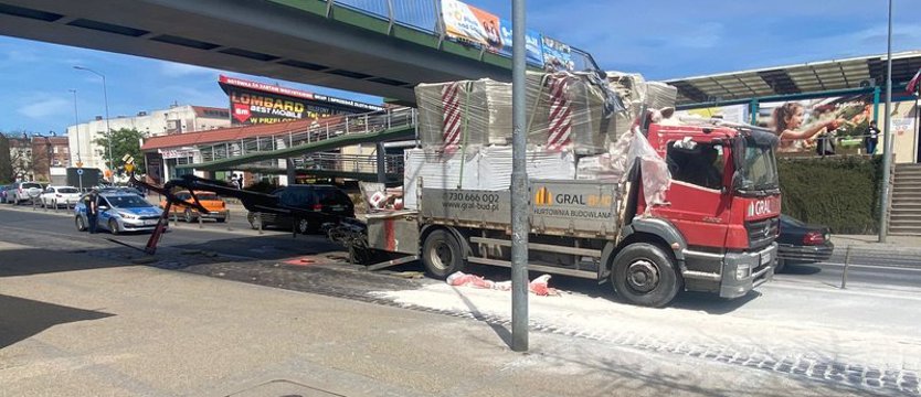 Ciężarówka nie zmieściła się pod kładką przy Manhattanie