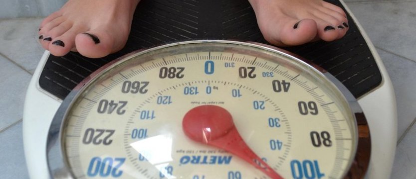 Ekonomiczne koszty nadwagi i otyłości w 2060 r. przekroczą przyszłoroczne wydatki na obronność