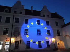 #Zostaję w Unii. Flaga UE na Zamku - protest na pl. Solidarności