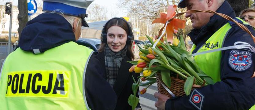 Kwiatek od policji z okazji Dnia Kobiet