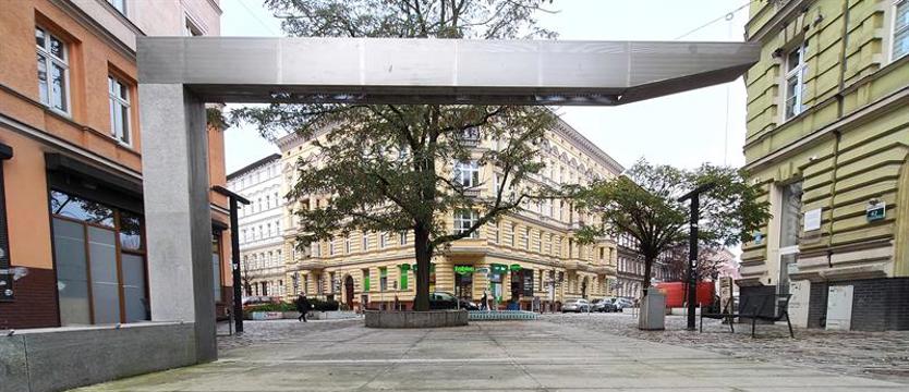 „Ściana płaczu” dla ateisty? Wniosek o nazwanie, czyli patron dla placu