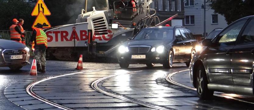 Awaria wodociągu na ul. Strzałowskiej. Zakręcą wodę, tramwaje zastąpią autobusami