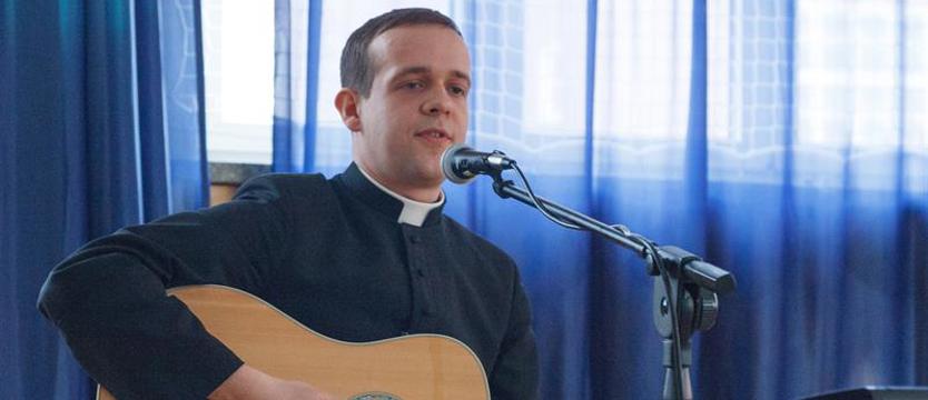 Ksiądz Maciej Czaczyk i raper Tau nagrali utwór. Do filmu o Wyszyńskim