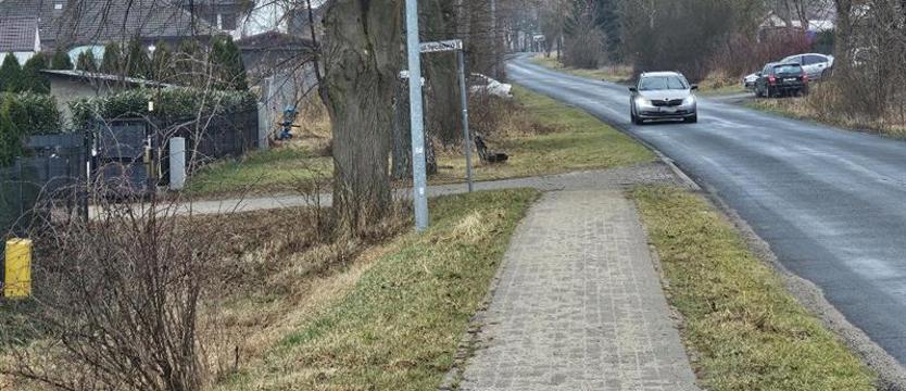 Nie ma dokumentacji, nie ma chodnika. Mieszkańcy czekają a domów przybywa