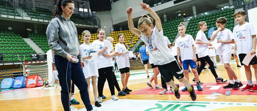 Wiosenne lekcje WF z Moniką Pyrek. We wtorek w Szczecinie, w środę w Dąbkach