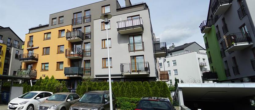 Dopóki sufit na głowę nie spada – śpij spokojnie