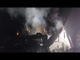 Strażacy walczą z pożarem domu w Niekłończycy