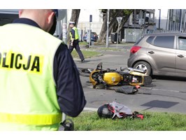 Zderzenie samochodu z motocyklem. Policja zabezpiecza miejsce zdarzenia