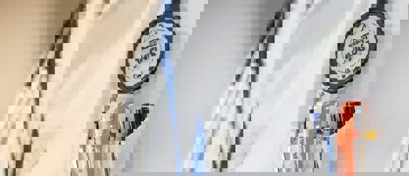 COVID-19 może powodować trwające przez wiele miesięcy dolegliwości tarczycy