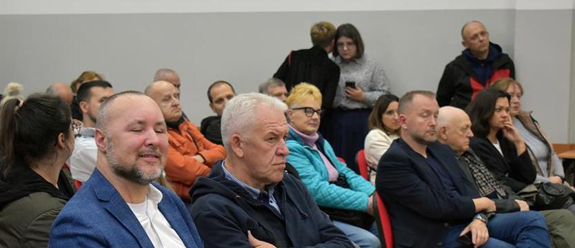 Narzekają na  zarośla, ciężarówki, brak większego sklepu i apteki 