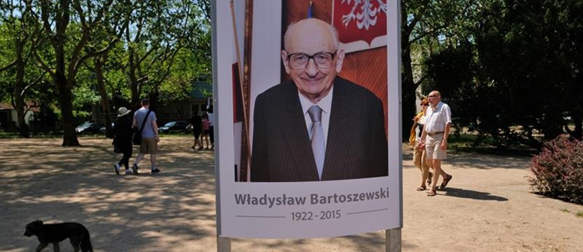 Drzewko pamięci dla Władysława Bartoszewskiego. Hołd lokalnej społeczności dla wybitnego polityka