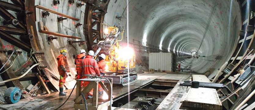 Powstaje konstrukcja pod jezdnię w tunelu