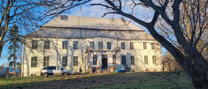 Menuet u Pana Samochodzika. Muzyka i literatura w pałacu w Sitnie