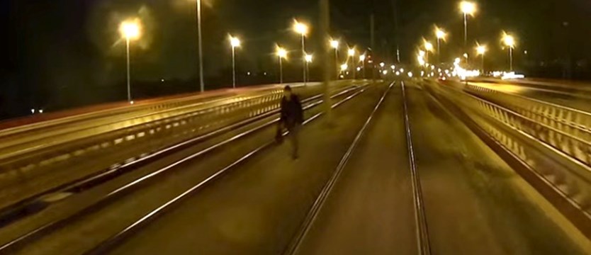 Ryzykowny spacer po tramwajowym torowisku na moście Pionierów