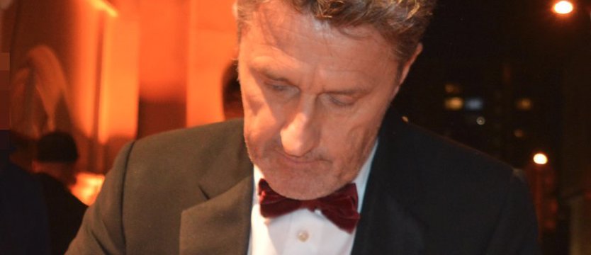 Paweł Pawlikowski ze statuetką za reżyserię „Ojczyzny” w Cannes