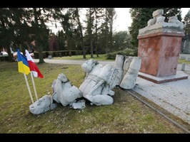 Obalili pomnik radzieckiego żołnierza na cmentarzu w Koszalinie