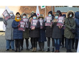 Pikieta przed gmachem ZUT w Szczecinie. Pracownicy uczelni żądają podwyżek