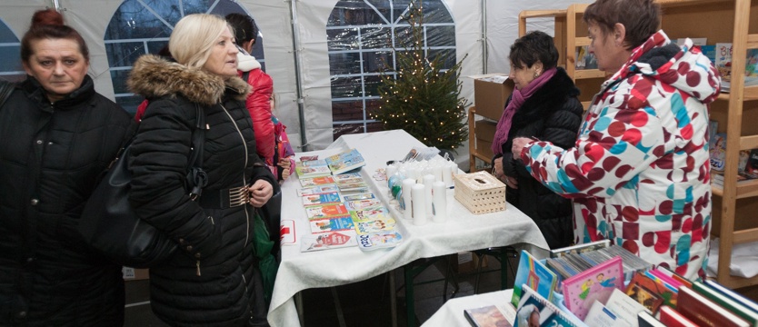 Kiermasz przy katedrze